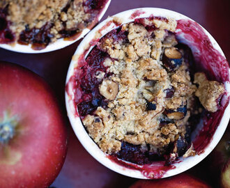 Crumble med æbler og brombær