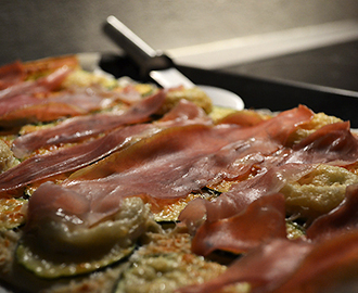 Pizza med zucchini, gedeost og parmaskinke