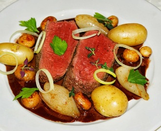 Dådyrsteak med solbærsauce, saltkogte kartofler og smørstegte champignon og løg