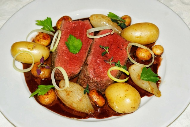 Dådyrsteak med solbærsauce, saltkogte kartofler og smørstegte champignon og løg