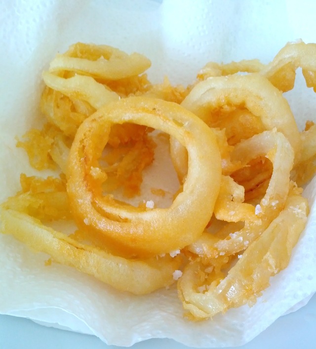 Fritterede løgringe (onion rings)