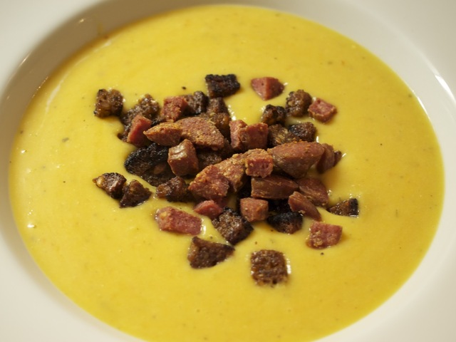 Butter squash suppe med rugbrød og pølse