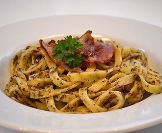 Frisk pasta med trøffelpesto og røget bacon