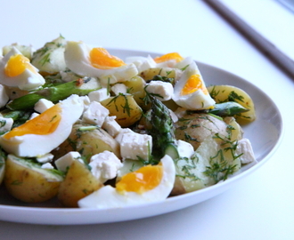 Lun salat med minikartofler, grønne asparges og smilende æg