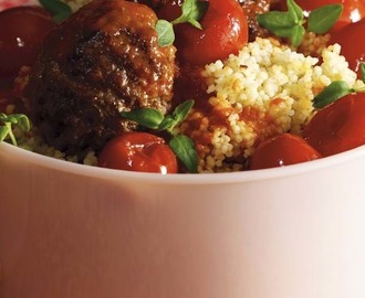 Krydrede kødboller i chilisauce med couscous