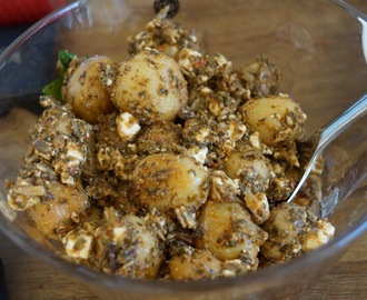 Varm Kartoffelsalat med nye kartofler, parmesantost og pesto