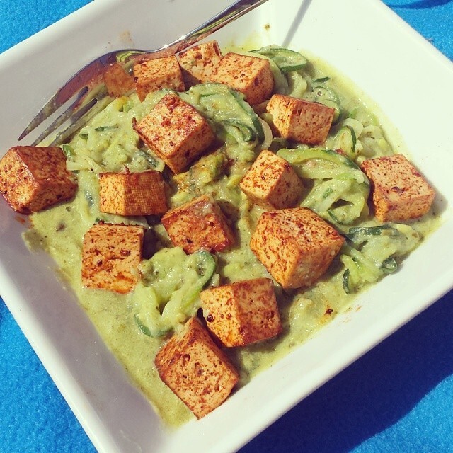 Squash spaghetti m. cremet avokado og stegt tofu