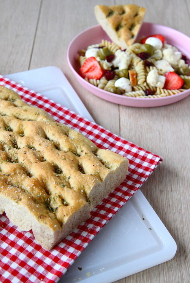 Stort focacciamadbrød med oregano og salt