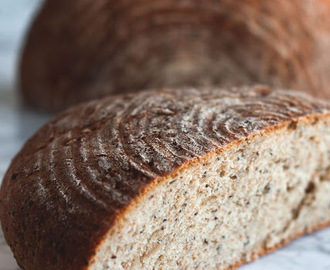 fuldkornsbrød med solsikkekerner og chiafrø