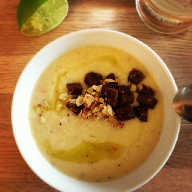 Blomkåls/fennikel suppe toppet med ristet rugbrød, ristet blomkål og olivenolie