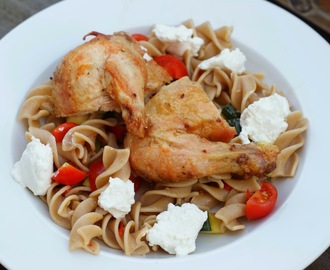 Kyllingelår på grov pastasalat med ricotta og sauteret grøntsager