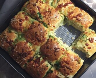 Pull apart brød med hvidløg, smeltet mozzarella og krydderurter