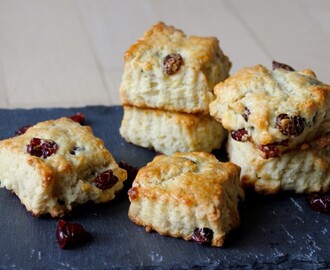 Scones med tranebær og hvid chokolade