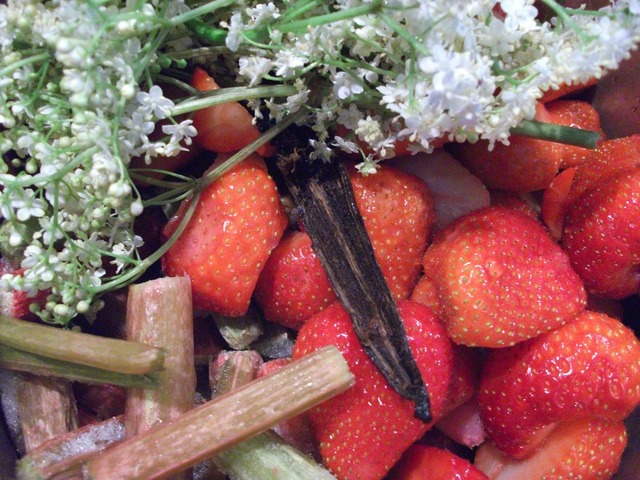 Jordbær-, rabarber- og hyldeblomstmarmelade