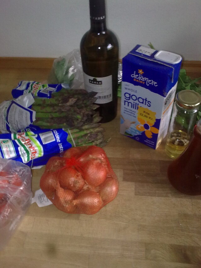 Aspargessuppe, asparges med gedeost og asparges med skinke