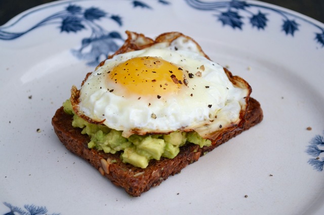 Ristet rugbrød med spejlæg og avocado