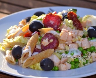 Pasta salat med kylling / shorizio og grønt .