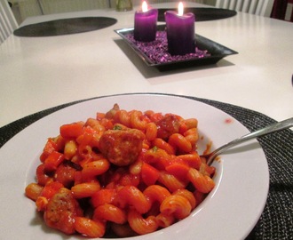 Pasta med Kødboller og Bønner i Tomatsauce