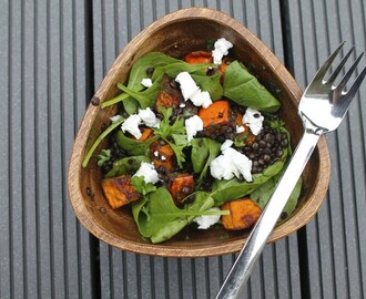 Belugalinse-salat med ovnbagt hokkaido græskar og gedeost