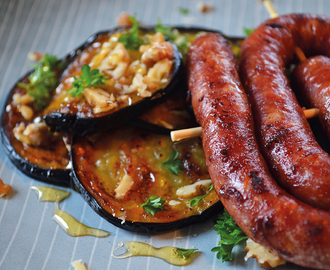 Salsiccia med grillede auberginer med hakkede valnødder, honning og persille