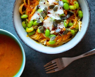 Cremet pasta med græskarsauce, edamamebønner og parmesan