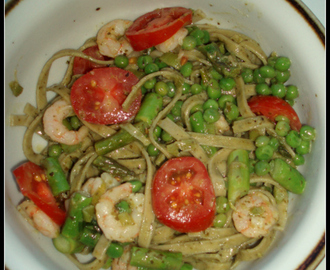 Pasta med rejer, pesto og grønsager