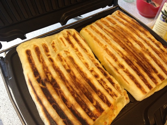 Kylling-bacon butterdejs-panini med æble og cheddar