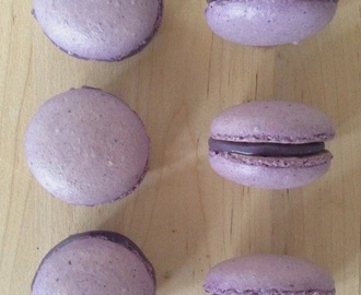 Macarons med blåbærstøv