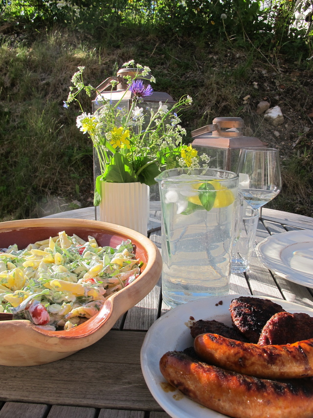 Sommerdag og Sommergrillmad: pastasalat og marinerede hakkebøffer