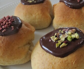 Fastelavnsboller med marcipanremonce og mørk chokolade