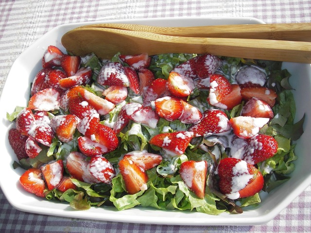 Spæd salat med jordbær