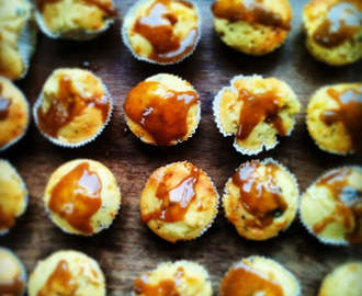 Hvide chokolademuffins med karameltopping