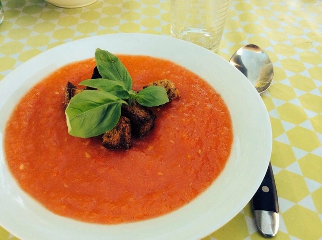 Forfriskende gazpacho med hjemmelavet croutoner