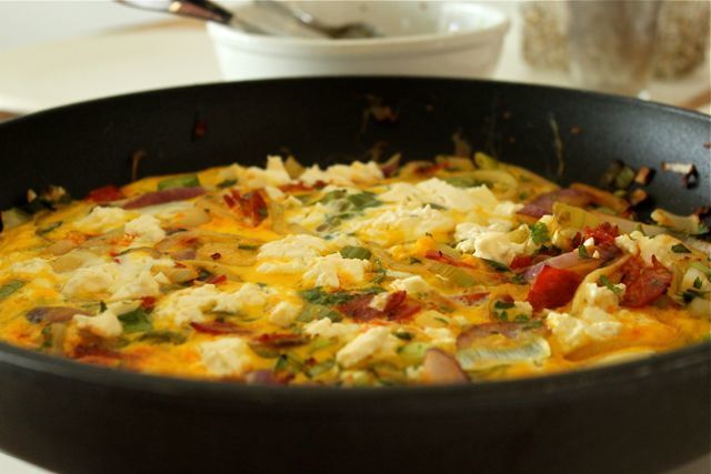 Ovnsstekt omelett med feta og chorizo