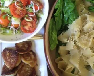 Fiskefrikadeller med pasta og tomatsalat