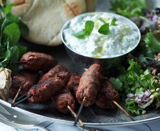 Oksekebab med pitabrød, salat og tzatiki