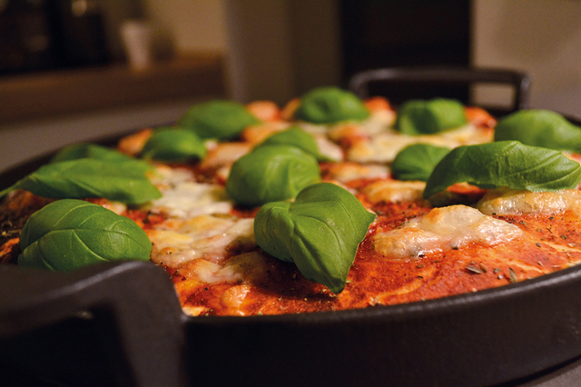 Deep Pan Pizza med mozzarella, tomat og frisk basilikum