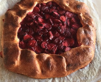 Jordbær og rabarber galette