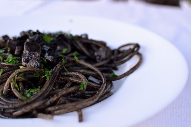 Spaghetti med blæksprutte og blæk – spaghetti al nero di seppia