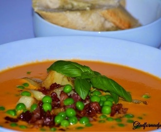 Cremet tomatsuppe med chili , stegt bacon/ kartofler og små fine ærter .