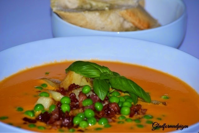 Cremet tomatsuppe med chili , stegt bacon/ kartofler og små fine ærter .