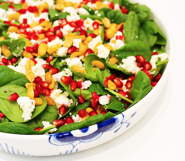 Nem og lækker – Spinatsalat med granatæble og feta