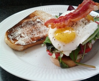 BLT med spejlæg (Bacon-Lettuce-Tomato)