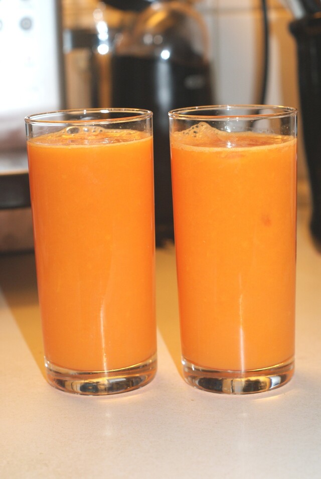 Friskpresset juice på mango, appelsin og gulerod