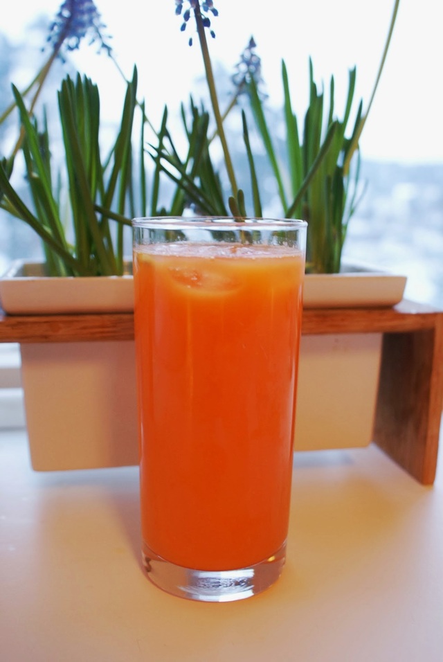 Friskpresset juice på appelsin, passionsfrugt, gulerødder og ingefær