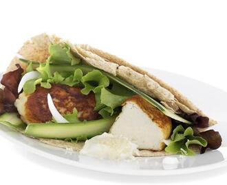 Grove wraps med fiskefrikadeller, salat og peberrodssauce