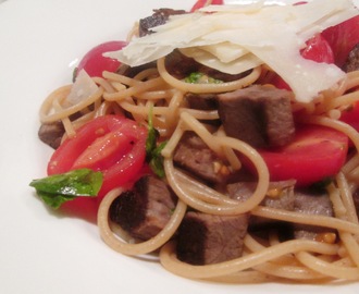 Spaghetti med Cherrytomater, Basilikum og Kødrester