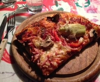 Pizza med champignoner og artiskokhjerter