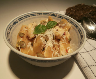 Pasta med hytteost, pesto og kylling