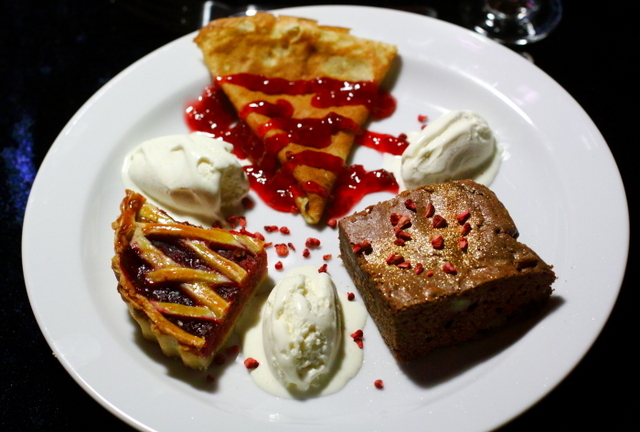 Dessertkageplatte med hindbær